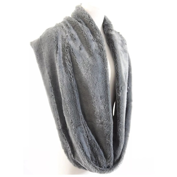 ❤️ Gray Soft Cozy Infinity Scarf - Picture 3 of 4