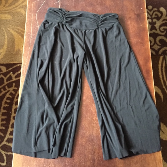 Flowy wide legged cropped pant