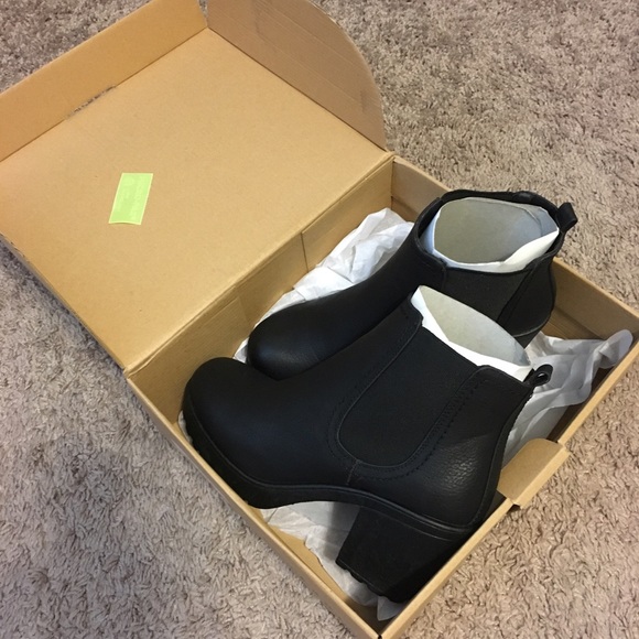 ❌SOLD ON Ⓜ️❌ Chunky Cleated Heel Chelsea Boots - Picture 3 of 4