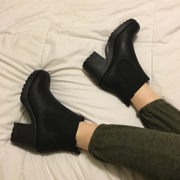 ❌SOLD ON Ⓜ️❌ Chunky Cleated Heel Chelsea Boots - Picture 4 of 4
