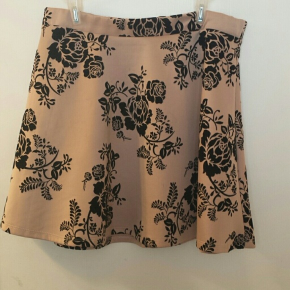 Velvet detail mini skirt