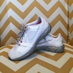 White Nike flywire tennis shoes