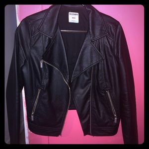 Sleek Black Leather Jacket 💋