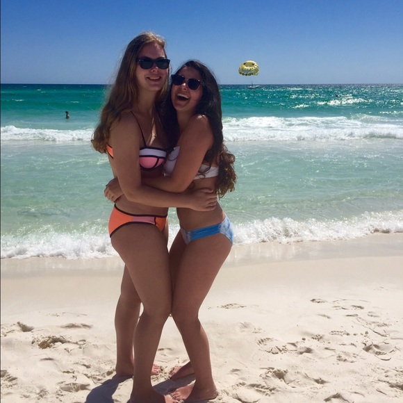 Meet your Posher, Nichole - Picture 2 of 4