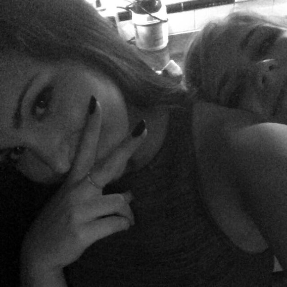 Meet your Posher, Nichole - Picture 3 of 4