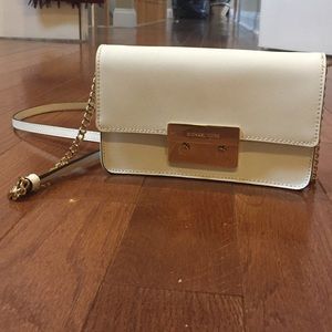 Cross body Michael Kors purse
