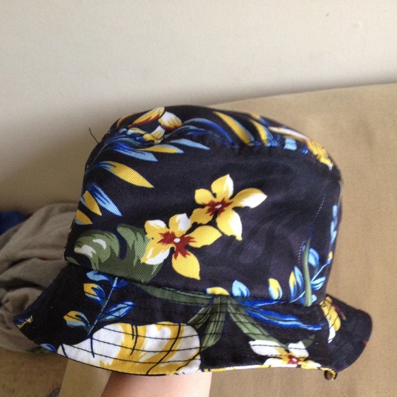 Selling a stussy bucket hat! - Picture 2 of 4