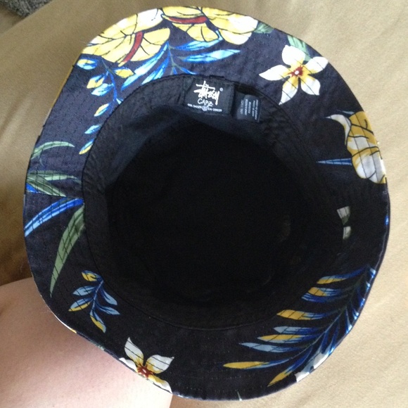 Selling a stussy bucket hat! - Picture 3 of 4
