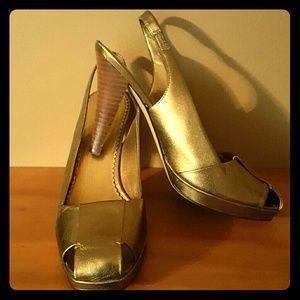 Make me an offer Marc Fisher metallic gold pumps