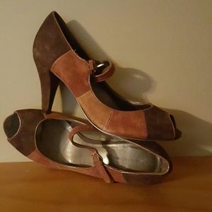 Bandalino fall tri colored suede peep toe pumps