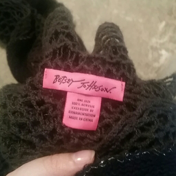 Black and gray Betsey johnson scarf! - Picture 2 of 2