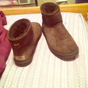 Short ugg boots size 9 in brown.