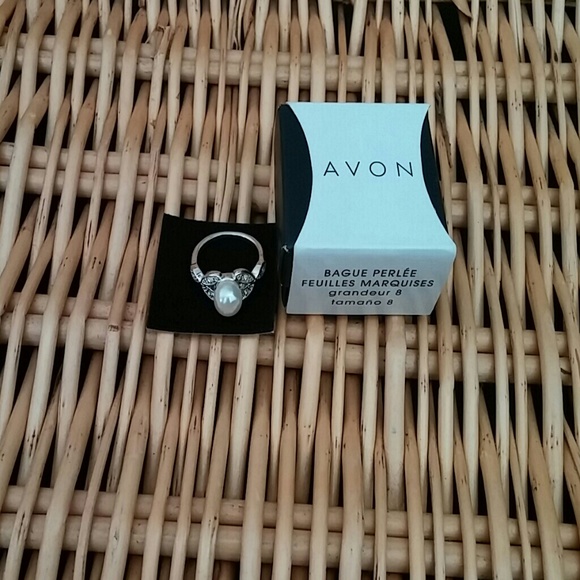 Avon Marquis leaves pearl ring size 8