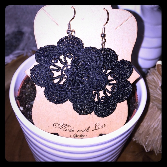 Handmade black lace dangle earrings - Picture 1 of 4