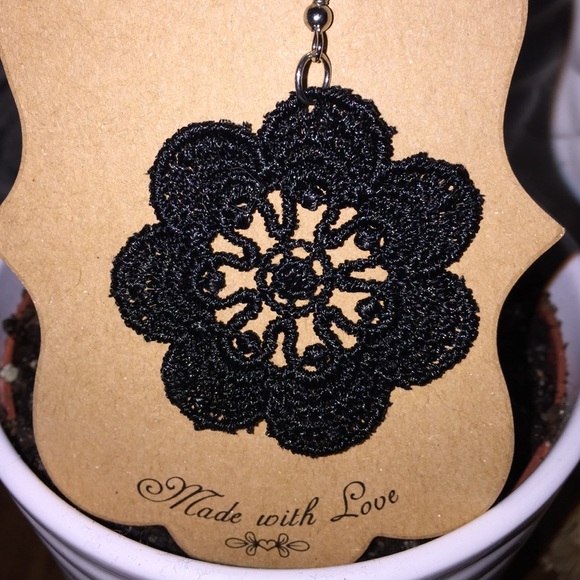 Handmade black lace dangle earrings - Picture 2 of 4