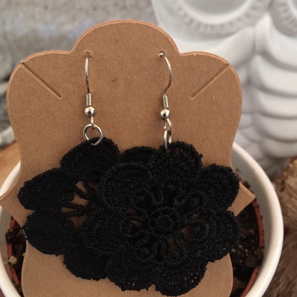 Handmade black lace dangle earrings - Picture 3 of 4