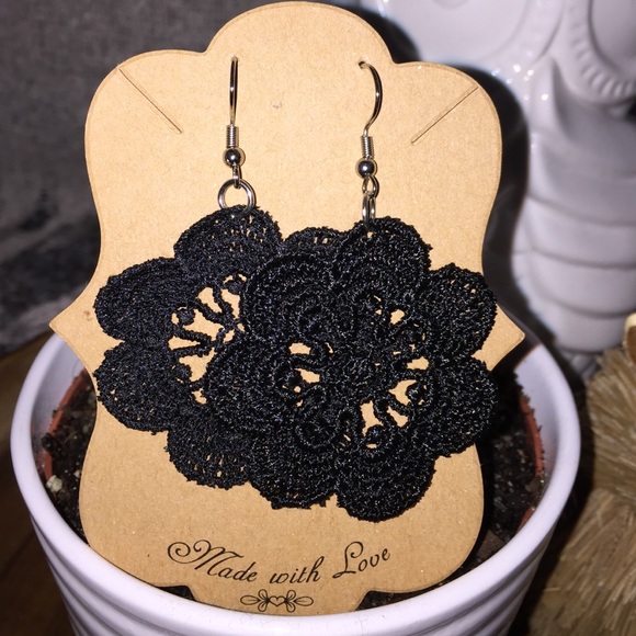 Handmade black lace dangle earrings - Picture 4 of 4
