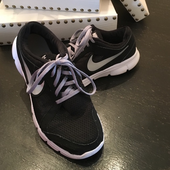 Black Nike Flex Experience Run 2 running shoes