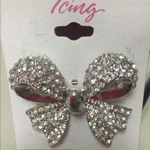 Icing bow brooch