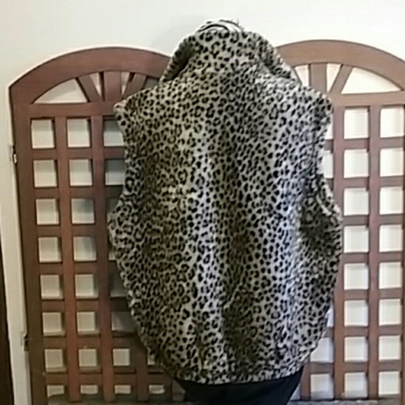 Leopard-Print Fleece Vest - Picture 2 of 3