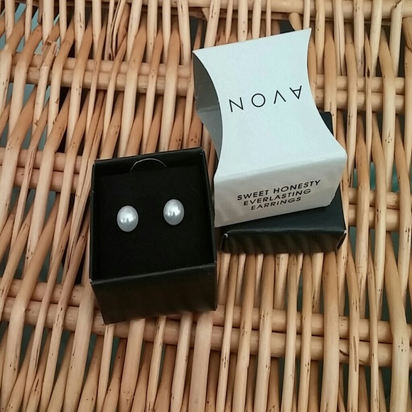 Cute pearl like stud earrings