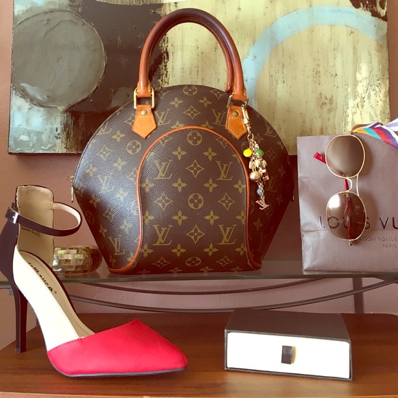 Louis Vuitton Handbags - Louis Vuitton monogram Ellipse. MM .key,lock