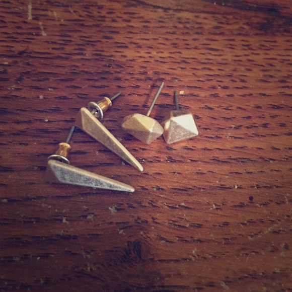 2 pairs of gold geometric earrings