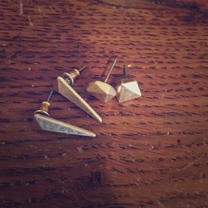 2 pairs of gold geometric earrings
