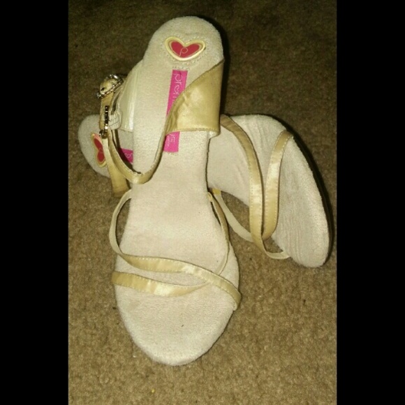 Cute strappy heels.