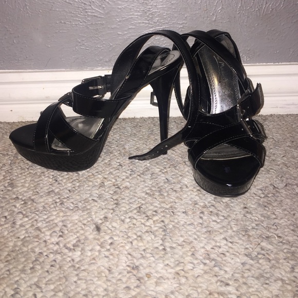 Black heels - Picture 1 of 3