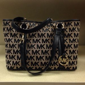 Authentic Michael Kors Signature Jet Set E/W Tote