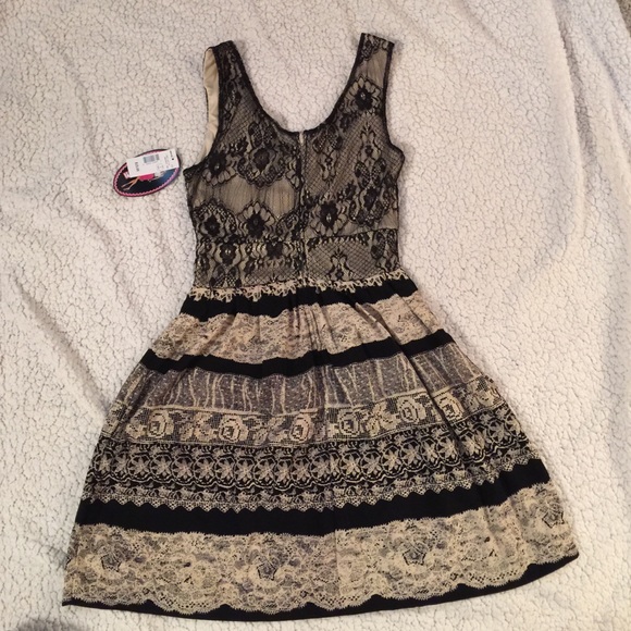 Black and cream lace party dress! - Picture 2 of 2
