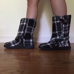 Roxy black and white plaid flannel knit boots