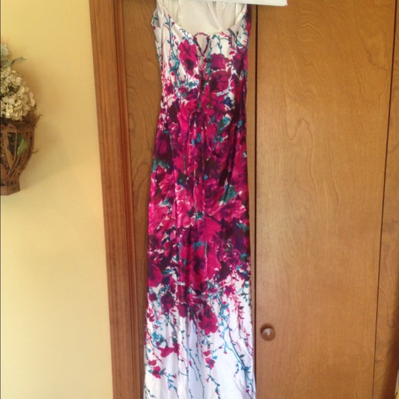 Prom Dress, great condition, willing to bargain - Picture 2 of 4