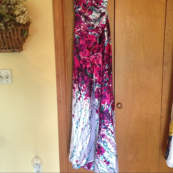 Prom Dress, great condition, willing to bargain - Picture 4 of 4