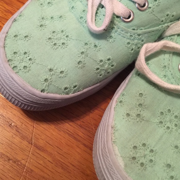 Flower Pattern Shoes - Picture 2 of 3