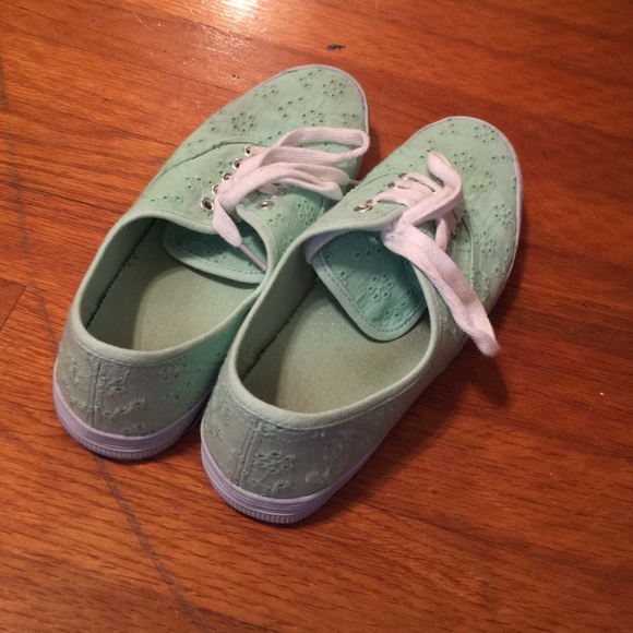 Flower Pattern Shoes - Picture 3 of 3