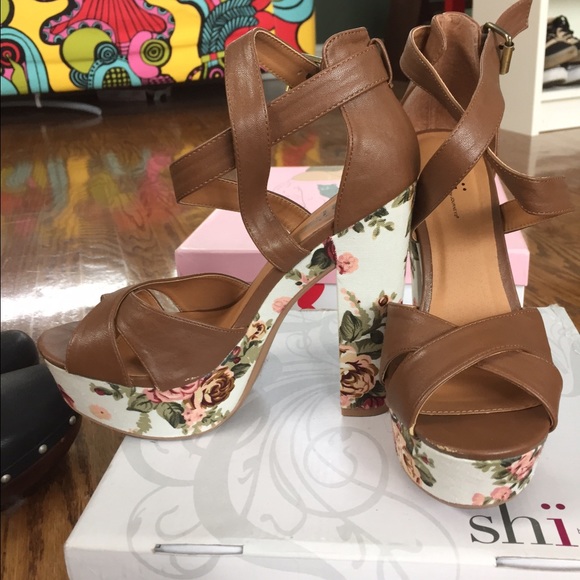 Flower patterned heel - Picture 2 of 3