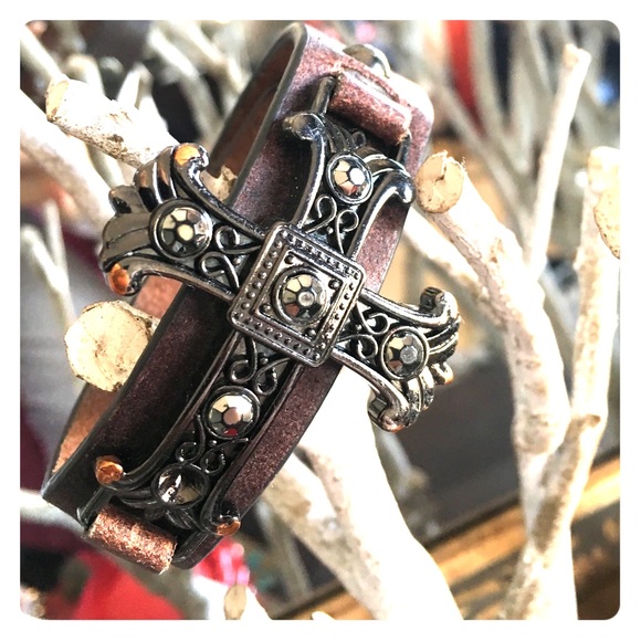 ❌SOLD❌ Cross leather bracelet