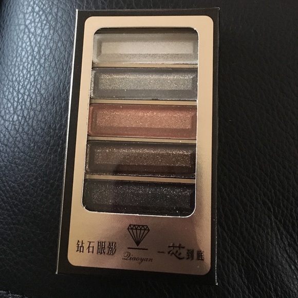 Eye shadows - Picture 1 of 3