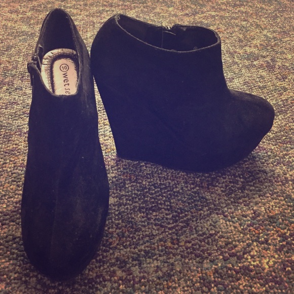 Wet Seal Black suede booties. - Picture 1 of 3