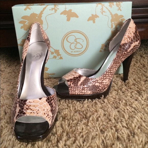 4" snake skin pattern pumps