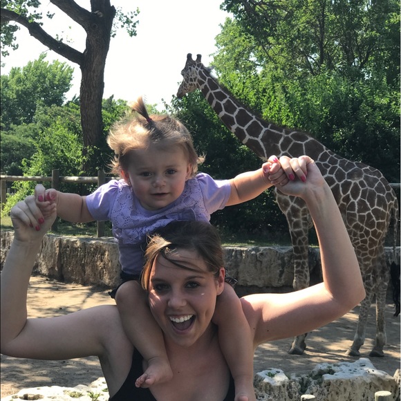 Meet your Posher, Hillary - Picture 3 of 4