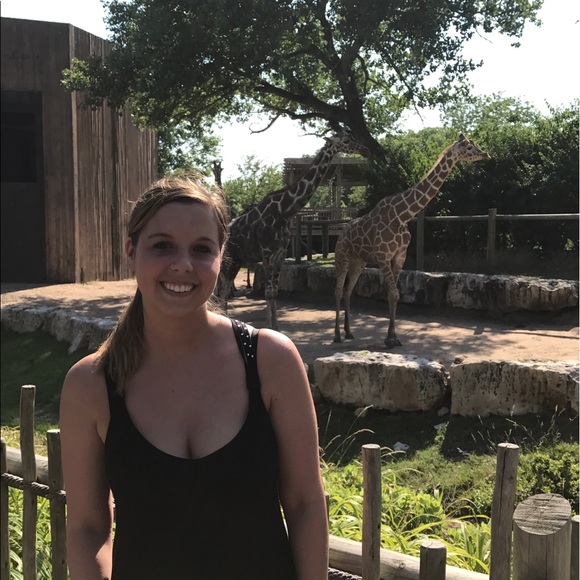 Meet your Posher, Hillary - Picture 4 of 4