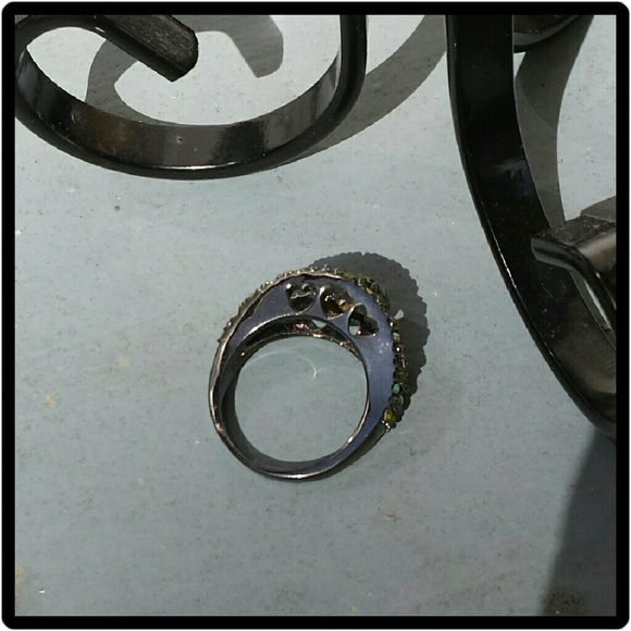 SOLD 🍀 Beautiful Green & Black Ring🍀 - Picture 2 of 4