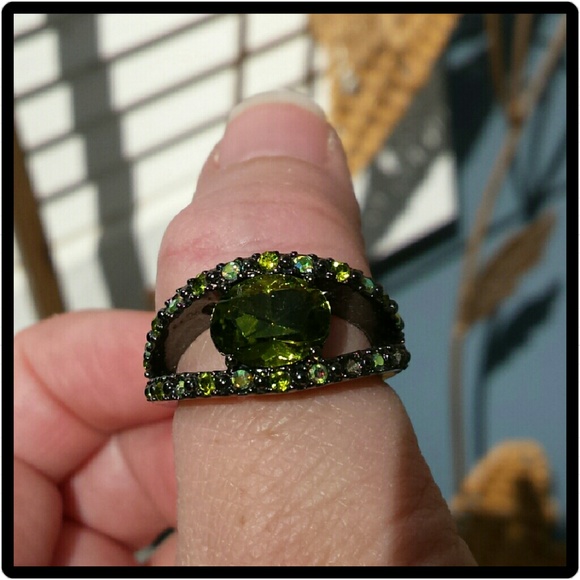 SOLD 🍀 Beautiful Green & Black Ring🍀 - Picture 4 of 4