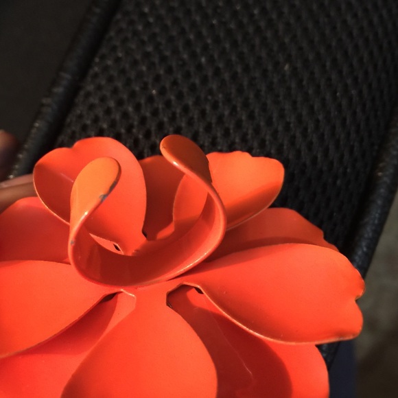 Metal orange flower ring - Picture 3 of 3