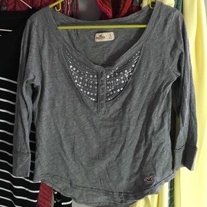 3/4 sleeve grey shirt.