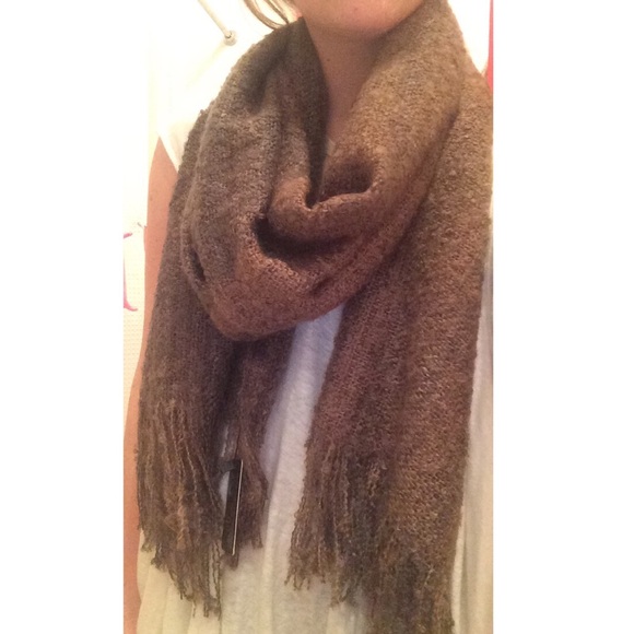 NWT neutral colored scarf