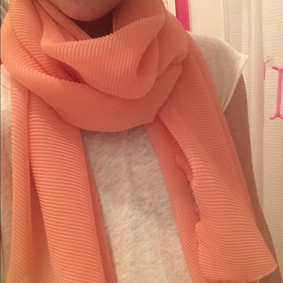 NEVER WORN peach scarf